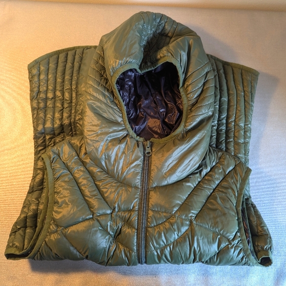 Bernardo Green Puffy Down Vest Women's Size Medium - Picture 3 of 7